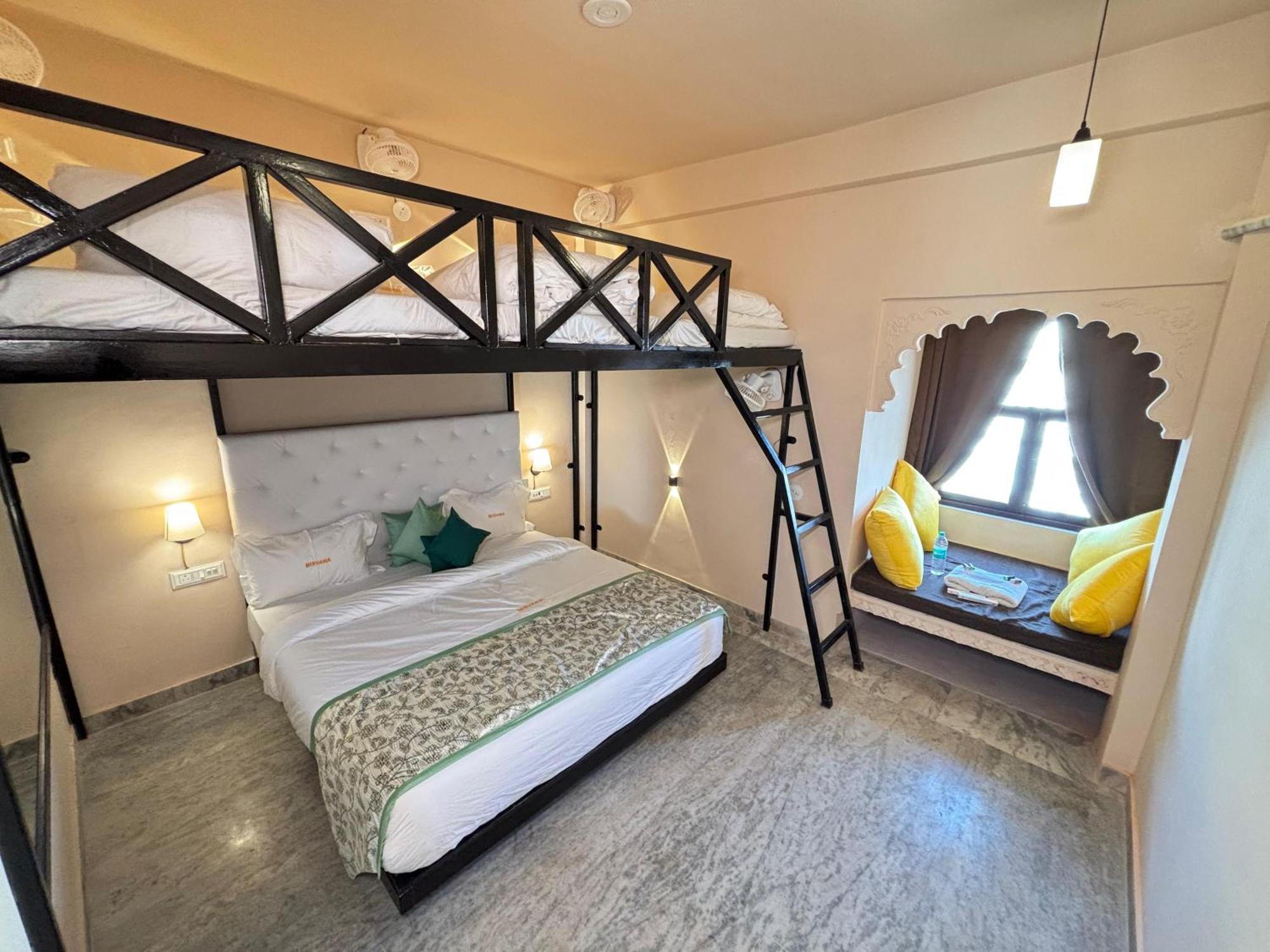Hotel Nirvana Lakeside Удайпур Екстериор снимка