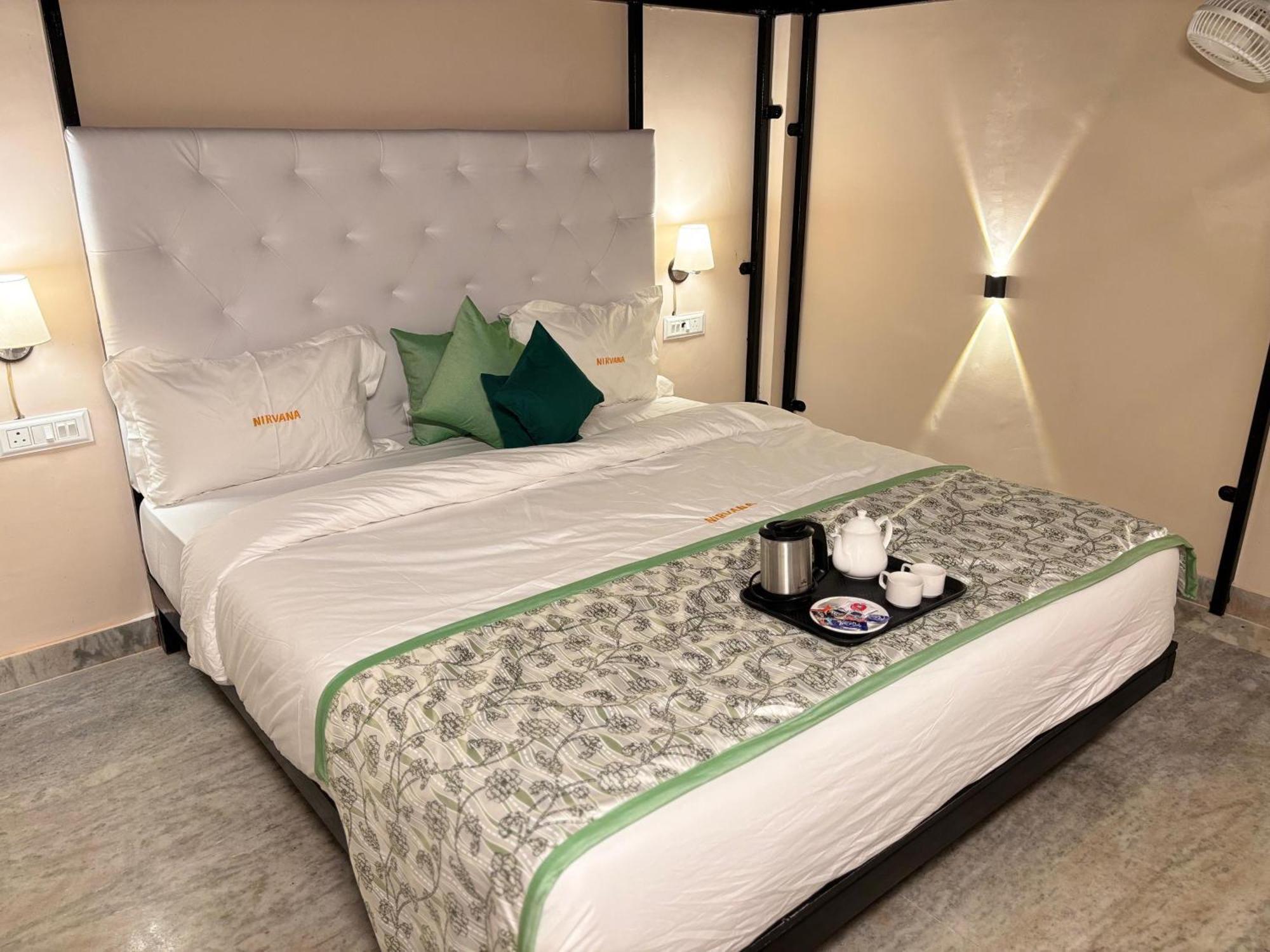 Hotel Nirvana Lakeside Удайпур Екстериор снимка