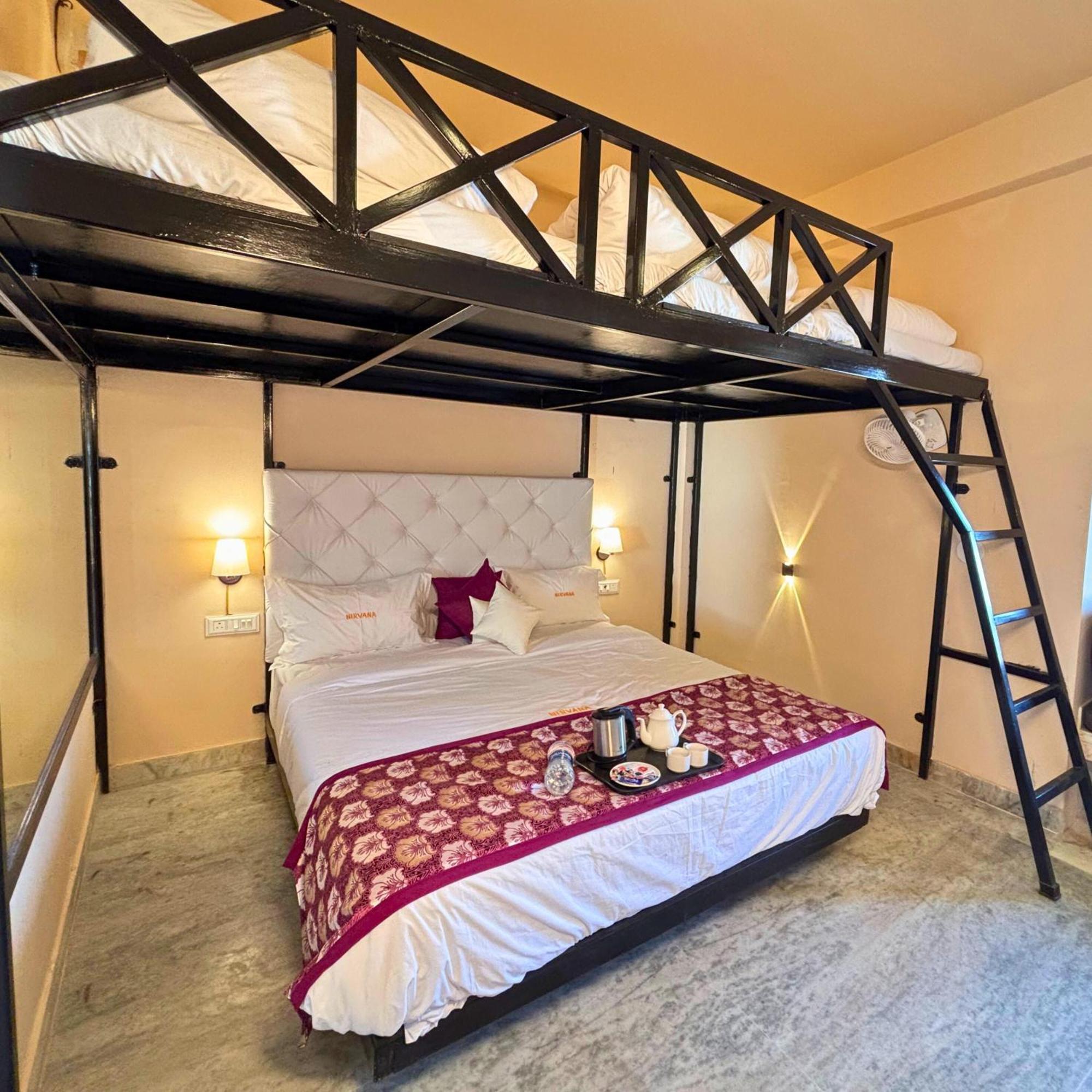Hotel Nirvana Lakeside Удайпур Екстериор снимка