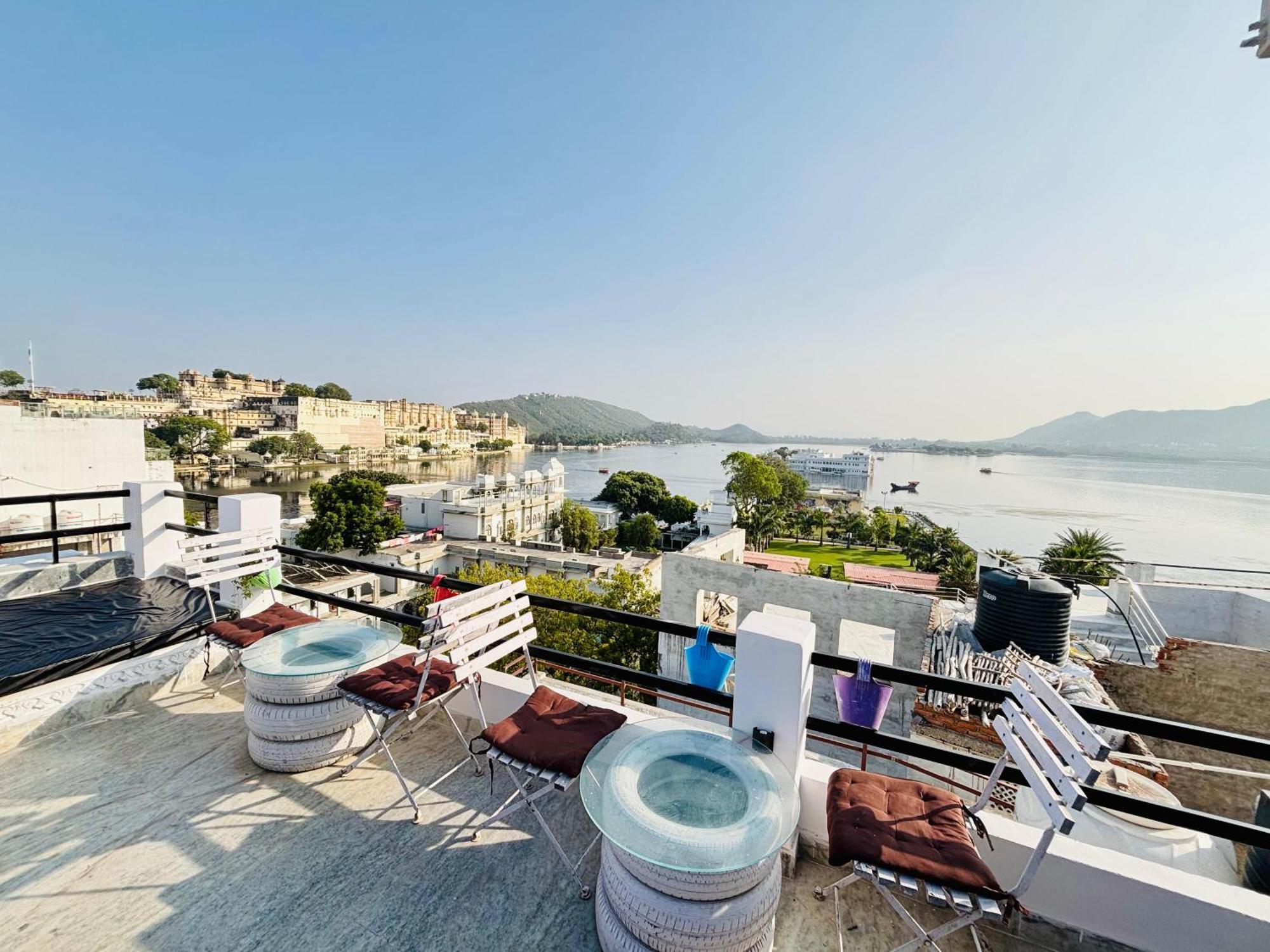 Hotel Nirvana Lakeside Удайпур Екстериор снимка